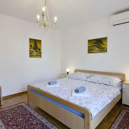 With A Parking Space - 22680 Umag