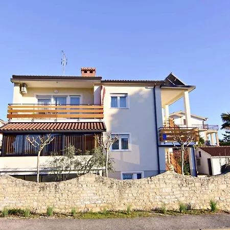 With A Parking Space - 22680 Apartmán Umag